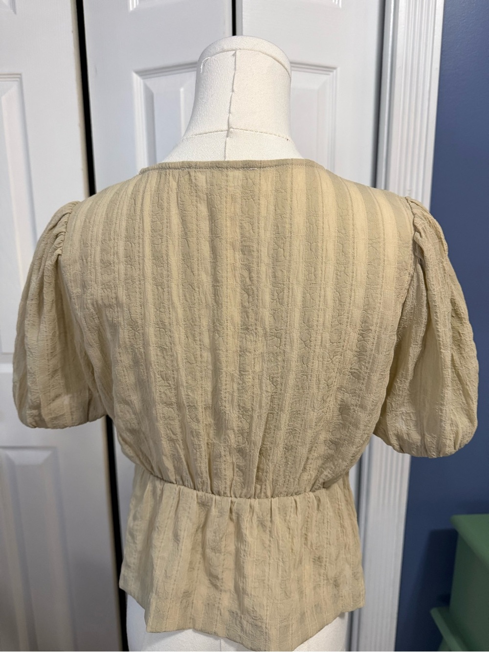 Oak + Fort Textured Tie Front Peplum Blouse Puff Sleeve Beige Size Small - Picture 3 of 10